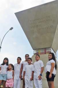 Un « Monument pour la Paix » en forme de sablier à Rio portant les mots de Bahá’u’lláh : « The earth is but one country and mankind its citizen » (La terre n’est qu’un seul pays et tous les hommes en sont les citoyens) a été à nouveau inauguré le 17 juin 2012. Le monument était une initiative de la Communauté internationale bahá’íe et de la communauté bahá’íe du Brésil pour le Sommet de la Terre en 1992. Plus de 100 personnes ont assisté à la cérémonie, notamment le secrétaire général des Nations unies pour Rio+20, Sha Zukang, le concepteur du monument Siron Franco et Eduardo Paes, le maire de Rio.