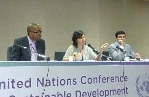 Une table ronde organisée par la Communauté internationale bahá’íe sur l’« Élimination des extrêmes de richesse et de pauvreté dans le contexte d’une économie verte » s’est tenue à Rio+20, le 13 juin 2012. Sur la photo, de gauche à droite, se trouvent Michael Dorsey, professeur assistant en études environnementales au Dartmouth College, Daniella Hiche, membre de la Communauté internationale bahá’íe, et Farooq Ullah, responsable de la politique et de la sensibilisation au sein du Forum des parties prenantes.