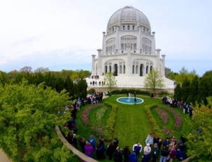 Des visiteurs rassemblés à la maison d’adoration bahá’íe à Wilmette, dans l’Illinois, pour un programme commémoratif spécial qui a eu lieu le 29 avril 2012, marquant le centenaire de la pose de la pierre angulaire par ‘Abdu’l-Bahá. Trois services comprenaient des prières lues en différentes langues par des enfants, des sélections d’écrits sacrés chantés par la chorale du temple et l’occasion rare pour les visiteurs d’entendre un enregistrement de la propre voix de ‘Abdu’l-Bahá.