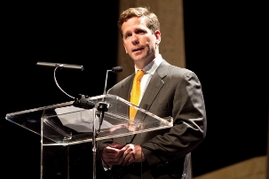 Le député de l’Illinois, Robert Dold, s’adressant à l’assistance au Chicago Theatre le 28 avril 2012, saluant les efforts des bahá’ís pour bâtir une société plus unifiée.