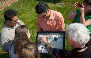 Après la célébration du centenaire, le 12 mai 2012, de la visite de ‘Abdu’l-Bahá à Washington D.C., les participants ont fait une visite libre dans les 41 endroits associés à son séjour et ils ont examiné des documents se rapportant à l’histoire de la foi bahá’íe dans cette ville.