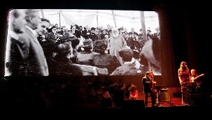 Le 28 avril 2012, des jeunes de la compagnie théâtrale de Milwaukee, Unity in Music, se sont produits à Chicago à la commémoration du centenaire des voyages de ‘Abdu’l-Bahá à travers les États-Unis en 1912.