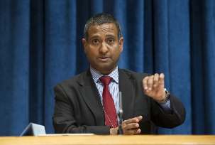 Ahmed Shaheed, le rapporteur spécial des Nations unies sur la situation des droits de l’homme en Iran, prenant la parole à une conférence de presse le mercredi 24 octobre. Photo ONU/Eskinder Debebe.