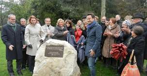 Xavier Bettel, le maire de la ville de Luxembourg (à droite de la pierre), dévoilant une stèle, le 30 octobre 2012, marquant le 50e anniversaire de la première élection de l’Assemblée spirituelle nationale des bahá’ís du Luxembourg.