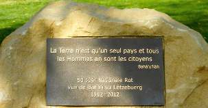 La stèle commémorative porte, en français, la célèbre citation de Bahá’u’lláh, « La terre n’est qu’un seul pays et tous les hommes en sont les citoyens ».