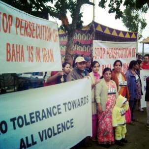 Au marathon organisé par le Classic Road Runners Athletic Club de Bangalore, des spectateurs qui brandissaient des bannières appelant à la libération des prisonniers de conscience en Iran.