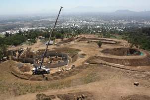Le site de construction de la maison d’adoration bahá’íe à Santiago, au Chili, montrant les fondations presque terminées, le tunnel de service et les travaux d’excavation.