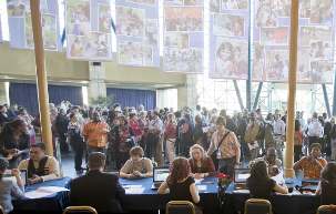 Les délégués s’inscrivant à la 11e Convention internationale bahá’íe à leur arrivée au Haïfa Convention Center