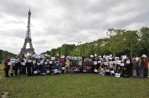 À Paris, des bahá’ís et leurs amis, se sont rassemblées à Paris face à la Tour Eiffel et ont tourné un clip vidéo.