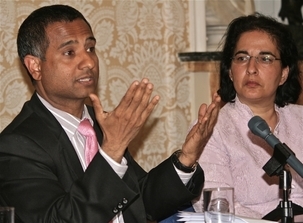 Le 9 mai, au cours d’un séminaire à Londres, Ahmed Shaheed (à gauche), le rapporteur spécial des Nations unies sur la situation des droits de l’homme en Iran, et Nazila Ghanea (à droite), professeur de droit international des droits de l’homme à l’université d’Oxford, ont prononcé des allocutions.