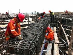 Sur cette photo de mars 2013, des ouvriers poursuivent la construction de la maison d’adoration du continent sud-américain.