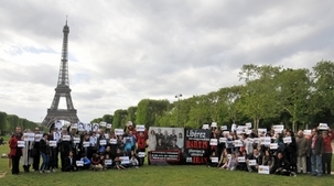 La tour Eiffel a été la toile de fond de la campagne « Cinq années de trop » à Paris, qui a eu lieu le 12 mai. La création d’une vidéo demandant la libération des sept responsables bahá’ís iraniens en a été un des faits marquants.