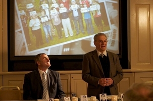 (debout à droite) Tomi Reichental, prenant la parole lors de la réunion « Cinq années de trop », le 15 mai en Irlande. Brendan McNamara de la communauté bahá’íe irlandaise se trouve à gauche.