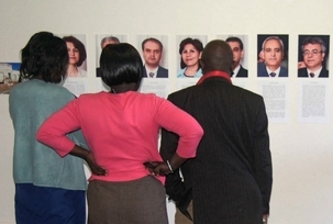 Des participants à la conférence « Cinq années de trop » en Ouganda regardant des photos des sept responsables bahá’ís iraniens emprisonnés. L’événement, qui a eu lieu le 15 mai à Kampala, a présenté un appel du Conseil interreligieux d’Ouganda demandant à l’Iran de respecter les droits des minorités religieuses.