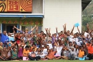 Des participants rassemblés à l’extérieur du lieu de la conférence à Port Moresby, en Papouasie-Nouvelle-Guinée.