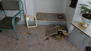Des agents du gouvernement iranien ont confisqué des photos, des livres bahá’ís, des CD et des ordinateurs au cours d’une descente dans 14 maisons à Abadeh, en Iran, le 13 octobre 2013. Ici, dans une maison bahá’íe, on peut voir des cadres brisés après la descente.