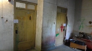Les agents ont aussi fermé un petit atelier tenu par un bahá’í, plaçant sur les portes des scellés qui le déclarent clos au nom du bureau du procureur local.