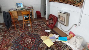 L’intérieur d’une maison bahá’íe à Abadeh, après que des agents du ministère des Renseignements ont effectué une descente, le 13 octobre 2013. Ils ont également convoqué les occupants pour un interrogatoire durant lequel ils les ont menacés et exhortés à quitter la ville.
