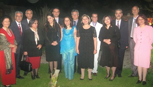 Photo des sept responsables bahá’ís et leurs épouses, peu avant leur arrestation en 2008.