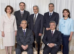 Photo des sept responsables bahá’ís emprisonnés : assis en partant de la gauche, Berouz Tavakkoli et Saeid Rezaie et, debout, Fariba Kamalabadi, Vahid Tizfahm, Jamaloddin Khanjani, Afif Naemi et Mahvash Sabet.