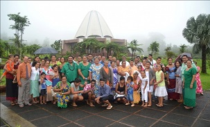 Les bahá’ís célébrant le 60e anniversaire de la foi bahá’íe à Samoa à la maison d’adoration à Tiapapata, près d’Apia.