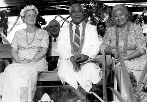 Les invités d’honneur à l’inauguration du temple bahá’í à Samoa en 1984 : (de gauche à droite) Madame Ruhiyyih Rabbani et, légèrement en retrait, M. Collis Featherstone, tous deux Mains de la Cause de Dieu. Son Altesse Susuga Malietoa Tanumafili II est assis au centre à côté de sa femme, Masiofo Lili Tuni Malietoa.