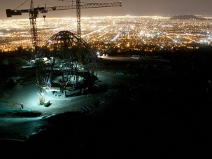 Une vue nocturne de la superstructure de la maison d’adoration, dominant la ville de Santiago.