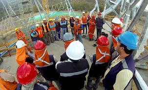 Sur cette photo datée de janvier 2014, des travailleurs sont réunis sur le site de la construction pour leur exposé journalier des consignes de sécurité.