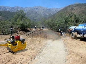 Le travail a commencé par le traçage de plus de deux kilomètre d’allées autour de la maison d’adoration, qui est située sur les contreforts de la cordillère des Andes.