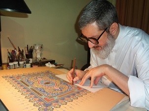 L’ayatollah Abdol-Hamid Masoumi-Tehrani peaufinant une œuvre de calligraphie enluminée. Les mots utilisés dans cette œuvre sont tirés des écrits de Bahá’u’lláh.