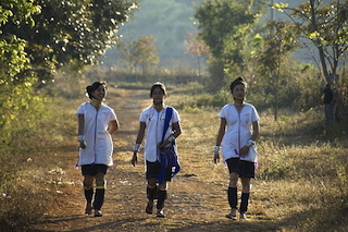 Mu Dan, Mu Pau et Mu Lai – 3 femmes de la tribu Kayan Lahwi – représentées en train de rentrer dans leur village dans le film Kayan Beauties, qui a été largement salué au Myanmar et dans d’autres pays.