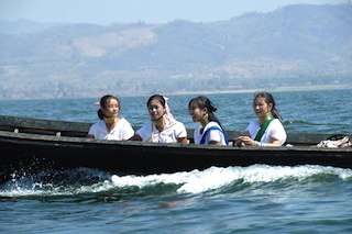 Dans le film Kayan Beauties, les femmes Kayan Lahwi, Mu Yan, Mu Pau, Mu Dan et Mu Lai, sont présentées voyageant de leur village isolé jusqu’à la ville lointaine de Taunggyi pour y vendre de l’artisanat.