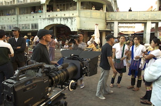 Le réalisateur Aung Ko Latt discute d’une scène avec ses actrices pendant le tournage de Kayan Beauties, un long métrage qui, pour la première fois, a porté la culture kayan à la connaissance d’un large public.