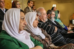 Certains des participants qui se sont réunis le lundi 12 mai pour commémorer le sixième anniversaire de l’emprisonnement de sept anciens responsables bahá’ís en Iran.