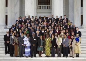 Les membres du Corps continental des conseillers – rassemblés sur les marches du siège de la Maison universelle de justice – avec les membres de la Maison universelle de justice et du Centre international d’enseignement. Les cinq Corps des conseillers continentaux ont la responsabilité d’assurer la formation, d’encourager et de stimuler le développement des communautés bahá’íes à travers le monde. La photo a été prise le premier jour de leur conférence.