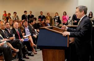 Le sénateur américain Mark Kirk prenant la parole lors d’une réception à Washington D.C., le 12 mai 2011. Il évoque ses efforts législatifs pour soutenir les droits de l’homme du peuple d’Iran. Le sénateur Kirk a proposé récemment une résolution condamnant les persécutions religieuses dont souffrent les bahá’ís en Iran, y compris l’incarcération illégale des personnes honorées par la réception de Washington, c’est-à-dire les sept responsables emprisonnés de la communauté bahá’íe iranienne.