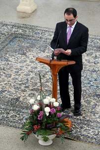 Mehrzad Mumtahan, un neveu du bahá’í emprisonné Saeid Rezaei, lisant une prière lors d’un service spécial à la maison d’adoration de Sydney, en Australie, organisé le dimanche 15 mai.