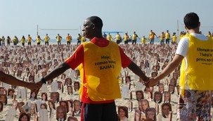 Les militants se sont donné la main autour de près de 8 000 portraits des responsables bahá’ís iraniens emprisonnés au cours d’un rassemblement pour soutenir les droits de l’homme en Iran qui a eu lieu le 19 juin sur la plage de Copacabana de Rio. Leurs vestes jaunes affichaient « Aujourd’hui nous sommes tous bahá’ís » et « Libérez les 7 bahá’ís emprisonnés en Iran ». Les vestes ont aussi été distribuées aux commerçants du bord de mer et aux passants qui souhaitaient s’identifier à cette cause.