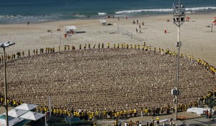Au Brésil, les militants pour les droits de l’homme ont formé un cercle autour de près de 8 000 portraits des sept responsables bahá’ís iraniens emprisonnés, sur la plage de Copacabana à Rio. Les photos étaient disposées afin de représenter le monde et l’union des peuples de toutes les races et de toutes les nations.