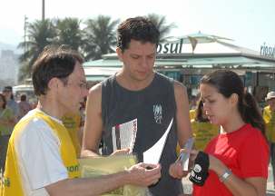 Le 19 juin, les militants ont distribué quelque 3 000 brochures sur la liberté de religion, sur la plage de Copacabana à Rio. Beaucoup de passants étaient intrigués et touchés au point de se joindre aux activités du jour. « La liberté de religion est une cause universelle, a déclaré l’un d’eux, un étudiant venu d’Irlande. Nous devons montrer notre soutien à tous ceux qui en ont besoin. »