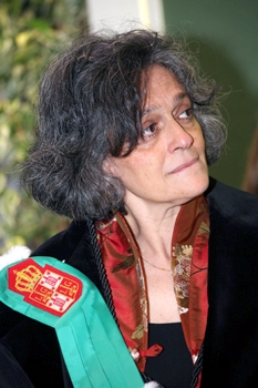 Bahiyyih Nakhjavani, écrivain et bahá’íe s’est vu distinguée pour l’ensemble de son œuvre littéraire par un titre de Docteur Honoris Causa par l’Université de Liège, Belgique.