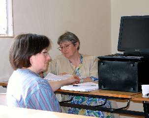 Au 1er plan, Bernadette Escaffre, Docteur en Sciences bibliques de l’Institut Biblique Pontifical de Rome, de face, Brigitte Esteban, Animatrice au Centre audio-visuel diocésain
