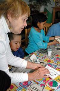 Beth McKenty, à gauche, était âgée de presque 70 ans quand elle a commencé, il y a une décennie, le programme d’art. (Photo utilisée avec la permission du