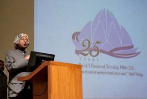 L’ancien président de l’Inde, M. A.P.J. Kalam, s’adressant à l’assistance lors de la réunion marquant l’inauguration de l’année du 25ème anniversaire de la maison d’adoration bahá’íe de New Delhi. M. Kalam l’a décrite comme un « temple de paix, un temple de bonheur et un temple de spiritualité ».