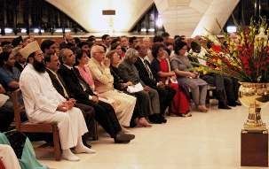 Quelque 400 dignitaires se sont rassemblés dans la maison d’adoration de New Delhi, pour un temps de prières, afin de marquer l’ouverture de l’année de son 25ème anniversaire.