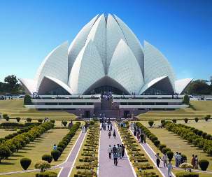 Terminée en 1986, la spectaculaire maison d’adoration de New Delhi, en Inde, est l’un des monuments les plus visités au monde, recevant, chaque année, une moyenne de 4,3 millions de visiteurs. Son architecture a été récompensée par de nombreux prix. Inspirée de la fleur de lotus, sa structure est composée de 27 « pétales » autonomes, habillés de marbre.