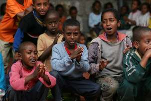 Un groupe d’enfants répétant une chanson qu’ils présenteront lors d’un concert organisé pour leurs parents