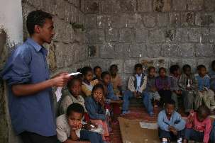 Un enseignant face aux enfants
