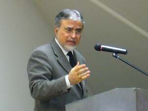 Fariborz Sahba faisant une présentation au cours de la conférence 2006 «Changing Times»