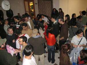 Des participants  discutant entre les sessions